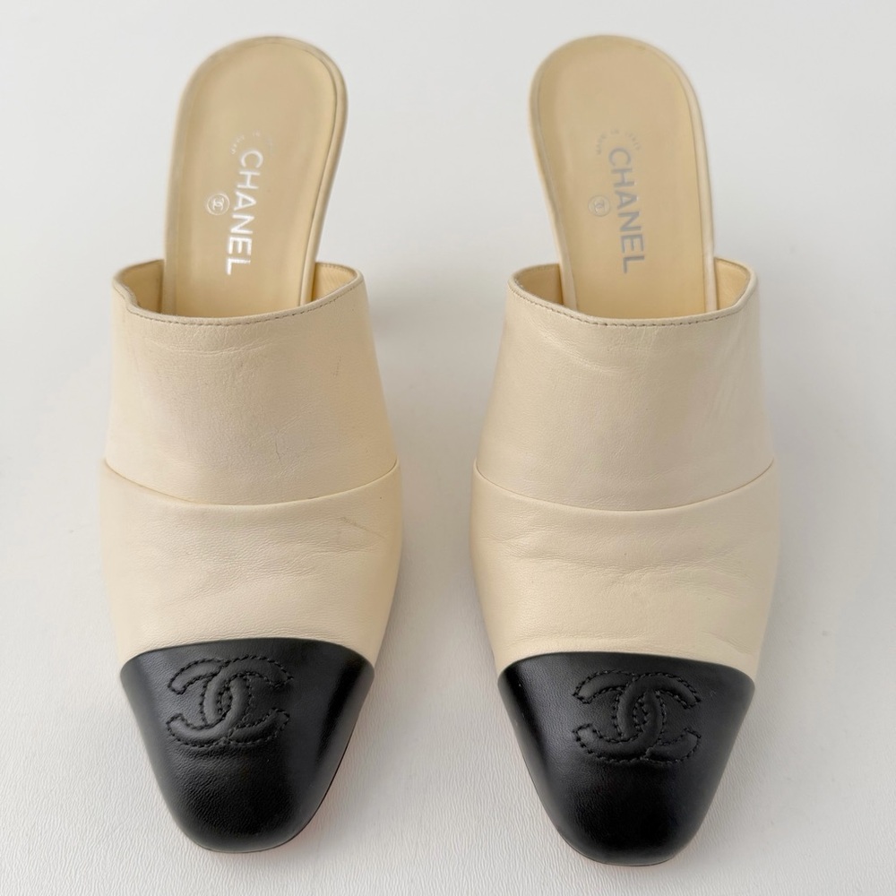 CHANEL || Ivory Leather Black Cap Toe CC Mule Heels Slides EU 37C - Picture 4 of 13